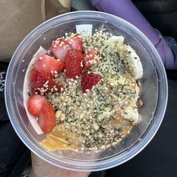 No cacao nibs in a Chocovado, granola filled up to the toppings, thin layer of açaí.
