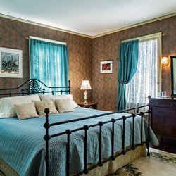 Centennial House Bed & Breakfast - Strawberry Banke standard king room for two.