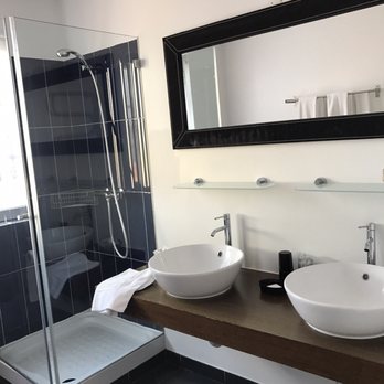 Casa do Bairro by Shiadu - Bathroom spacious but musty - Guest Houses Near Me - Lisbon, 11