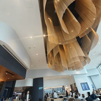Lot Business Lounge - Chandelier - Airport Lounges Near Me - Chicago, Illinois