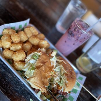 Earl's - Fried chicken sandwich and tater tots - American Near Me - Winston-Salem, North Carolina Earl's - Fried chicken sandwich and tater tots - American Near Me - Winston-Salem, North Carolina