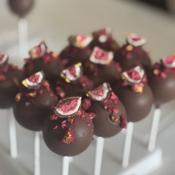 Cuterie Bae - Double chocolate raspberry cake pop - Caterers Near Me Cuterie Bae - Double chocolate raspberry cake pop - Caterers Near Me