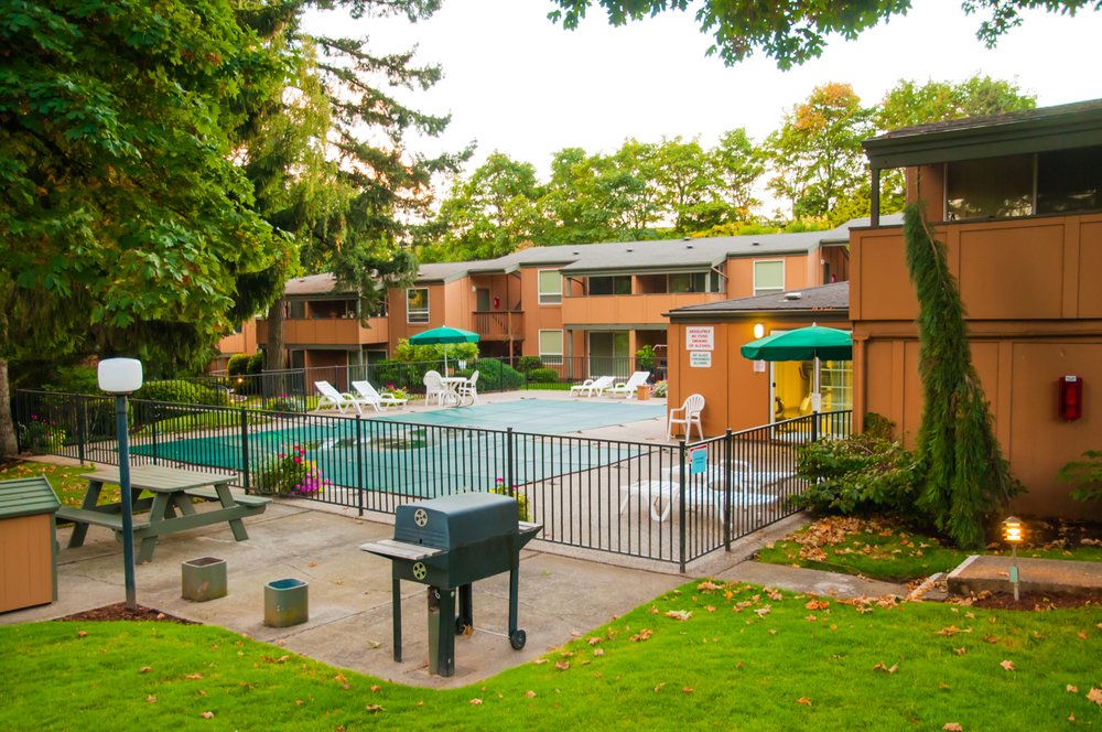 KNOLL WEST APARTMENTS Updated August 2024 2130 SW Camelot Crt