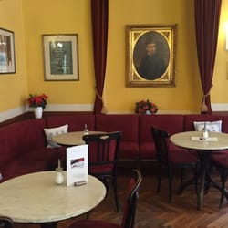 Cafe Ramsauer - Drinnen, sieht alt aus.