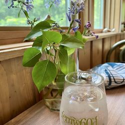 Grateful Pie - Fresh flowers on the tables