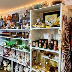 Saloon 92 Vintage Antiques & Thrift - Aug 2021: Pic 2 of 28