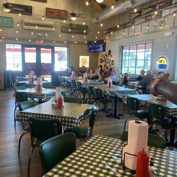 Mia's Table - Interior - Southern Near Me - Cypress, Texas