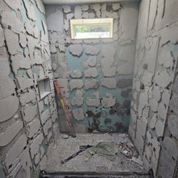 Moore Exclusive - How tiles were attached. No tiles broen in removal