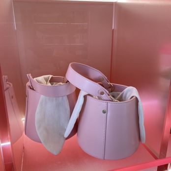 Ume Tea - Inside shelf : gifts purses - Bubble Tea Near Me - Mountain View, California