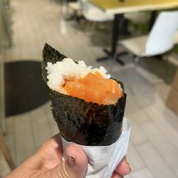 Salmon Tobiko hand roll