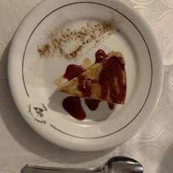 El Cobertizo - Cheesecake with raspberry sauce and cinnamon