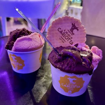ILGelato Di Carlotta - Strawberry & Dark Chocolate on the right and Strawberry with regular chocolate on the left - Desserts Near Me - Niagara Falls, Ontario