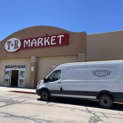 T&R Market - Entrance