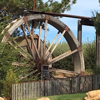 Larsen Apple Barn - Fruits & Veggies Near Me - Camino, California