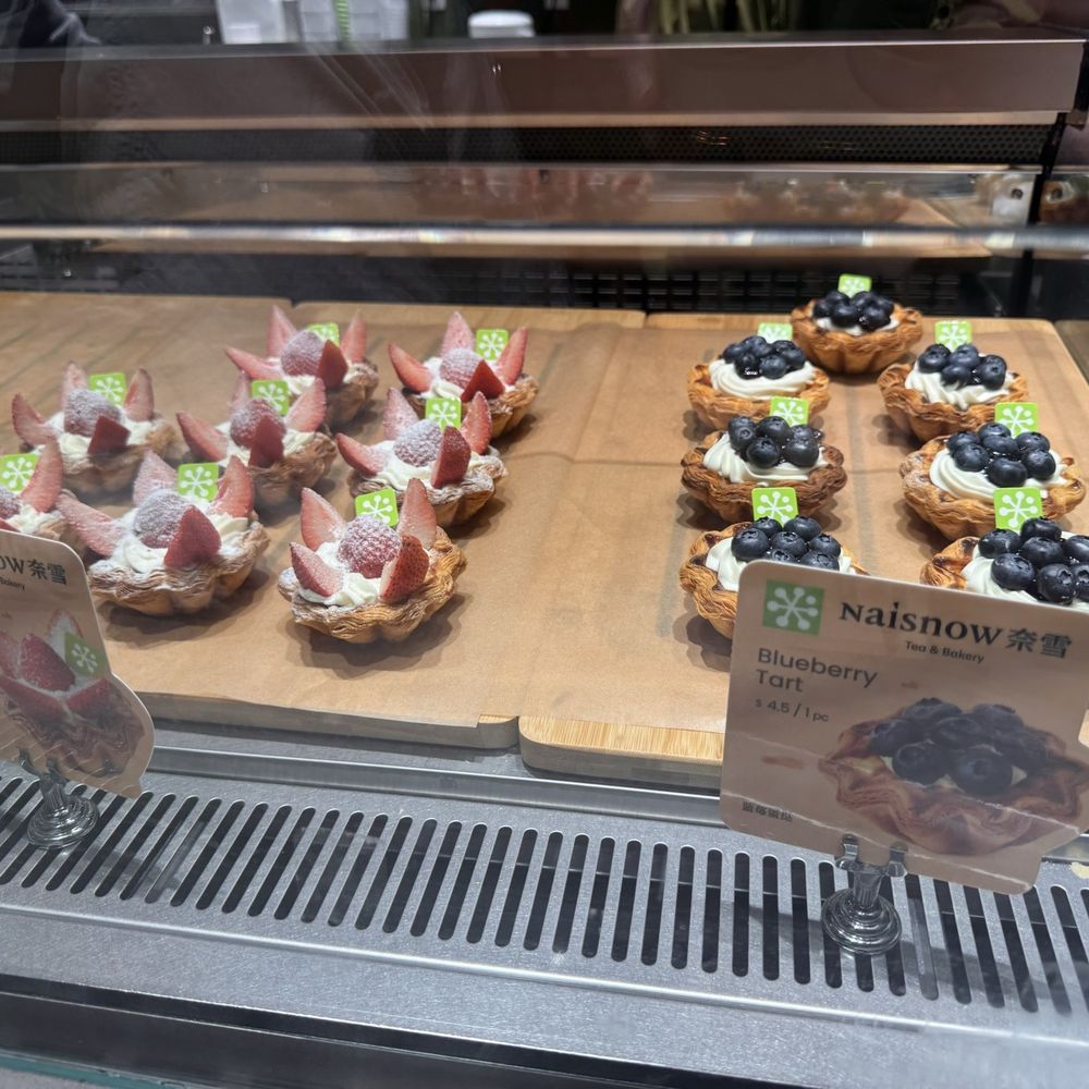 Naisnow Tea and Bakery - Strawberry tart and blueberry tart - Bubble Tea Near Me - Brooklyn, New York