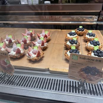 Naisnow - Strawberry tart and blueberry tart - Bubble Tea Near Me - Brooklyn, New York