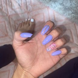 Wendy did a great job on my nails, fair pricing and she also did it in a timely manner, definitely recommend her and this nail salon!