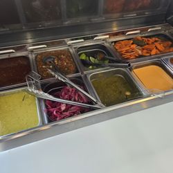 Birrieria El Antojo - Salsa bar