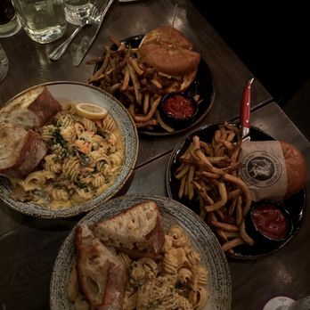 Von's 1000Spirits - Northwest King Salmon Pasta, Tellicherry Chicken and Smoked Gouda, Nashville Hot Chicken Sandwich The Bacon Burger (Aka the Prescott) - New American Near Me - Seattle, Washington