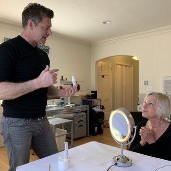 BY BRIAN - Teaching before practicing - Makeup Artists Near Me BY BRIAN - Teaching before practicing - Makeup Artists Near Me