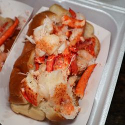 Lobster Dogs Food Truck - Lobster Roll @tiffhuangry