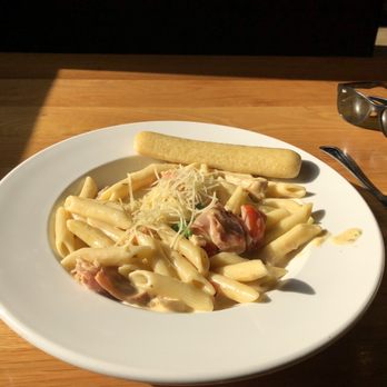 MacKenzie River Pizza, Grill & Pub - Chicken Alfredo - American Near Me - Fairfield Township, Ohio