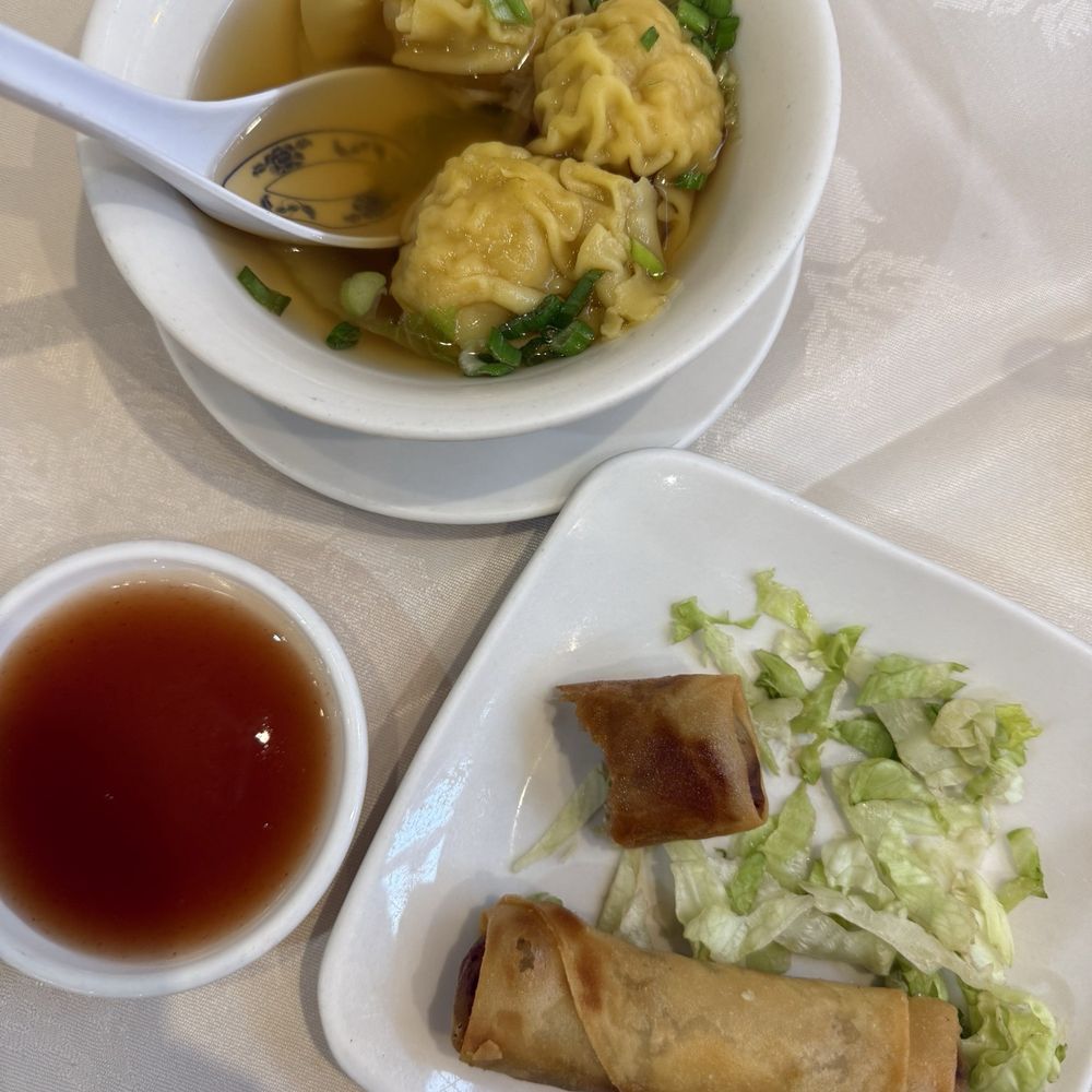 Lido - Wonton soup & spring rolls - Chinese Near Me - London, XGL Lido - Wonton soup & spring rolls - Chinese Near Me - London, XGL
