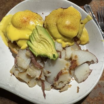 Huckleberry's - Delicious Benedict, would like the potatoes a bit crispier. - Southern Near Me - Anaheim, California