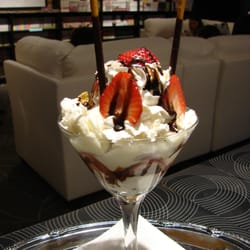 O-Taku Manga Lounge - Humm! Un Pocky Parfait aux fraises et sirop de chocolat!