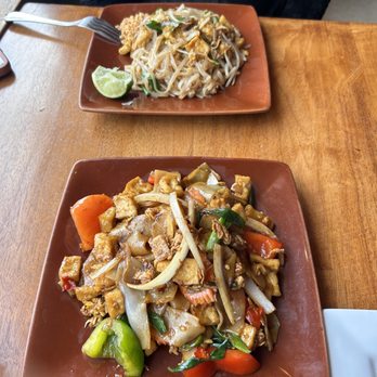 Hom Mali - Pad Kee Mao and Pad Thai - Thai Near Me - Chicago, Illinois Hom Mali - Pad Kee Mao and Pad Thai - Thai Near Me - Chicago, Illinois