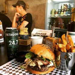 Paris Burger - Hamburguesa Notre Dame y papas rústicas.