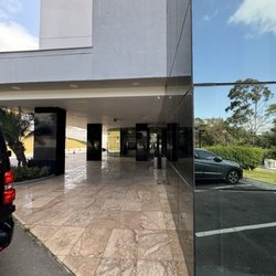 Tauá Hotel Atibaia - Walking toward the lobby door.