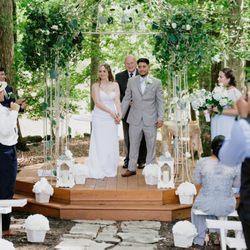 Lakeside Venue at Pioneer - Decor, arch, benches.