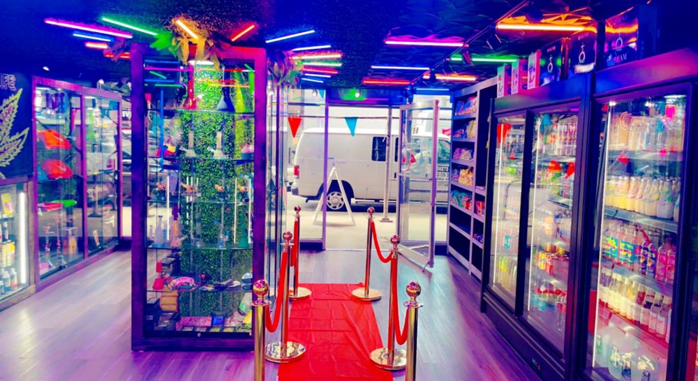 SMOKE ZONE CONVENIENCE Updated September 2024 10 Photos 34 3rd