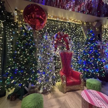 Frosty's Christmas Bar - Bars Near Me - Austin, Texas