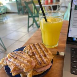 La Pipetua - Medialunas con jamón y queso y exprimido
