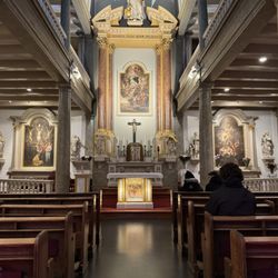Het Begijnhofkapel - Main altar from the center