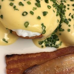 Restaurant EDDA - EGGS BENEDICT – CHOOSE BETWEEN BACON AND SMOKED SALMON