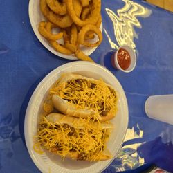 Benchwarmers Cafe - Outstanding chili dogs and homemade onion rings