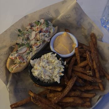 QUAI 1635 - Lobster Roll, Coleslaw (side), Sweet Potato Fries (side) - Beer Bar Near Me - Quebec City, Quebec