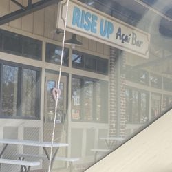 Rise Up Acai Bar - The outside