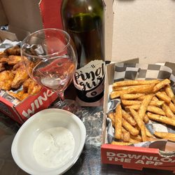 Wing Snob - Sweet spicy bbq rub n lemon pepper fries. The citrus pairs well with this lovely Slovenian Pinot Gris!