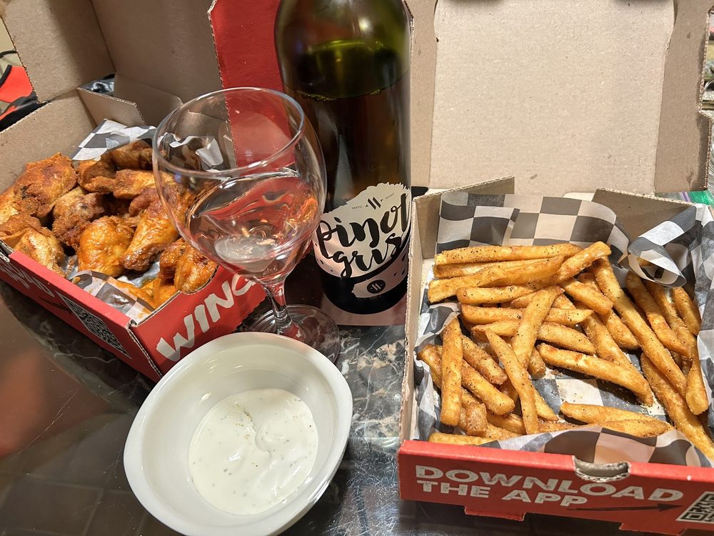 WING SNOB Updated October 2024 31 Photos & 25 Reviews 17101 E