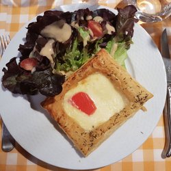Auberge de Mazayes - Le feuilleté au cantal, régressif mais réconfortant et relevé.