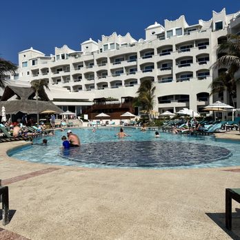 Wyndham Alltra Cancun - Main pool area - Hotels Near Me - Cancún, ROO