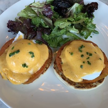 H Cafe - Eggs Benedict with heirloom tomato - Breakfast & Brunch Near Me - Los Angeles, California
