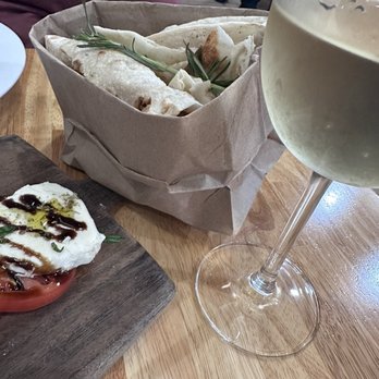 Mister O1 Extraordinary Pizza Lake Mary - The caprese Comes with a side of fresh rosemary flat bread - Pizza Near Me - Heathrow, Florida Mister O1 Extraordinary Pizza Lake Mary - The caprese Comes with a side of fresh rosemary flat bread - Pizza Near Me - Heathrow, Florida