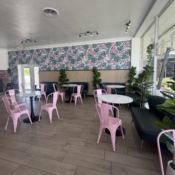 Fragaria - Seating area - Ice Cream & Frozen Yogurt Near Me - Maitland, Florida