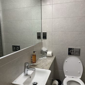 Cassidy's Hotel - Modern league restroom - Hotels Near Me - Dublin, D