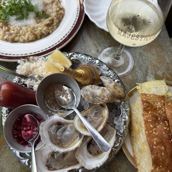 Le Majestique - Bars Near Me - Montreal, Quebec